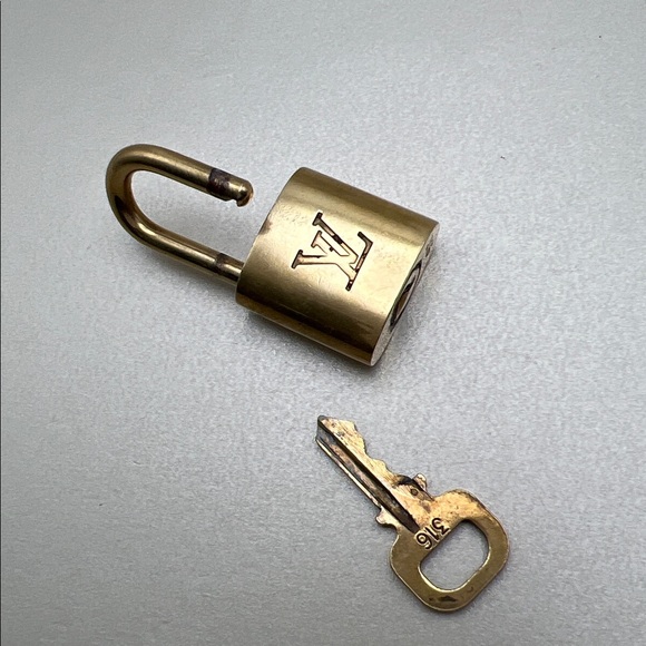 Louis Vuitton Gold-tone Padlock Key Charm #316 Vintage With Key - Picture 9 of 9